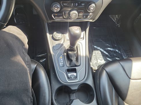 Used 2020 Jeep Cherokee Latitude Plus w/ Cold Weather Group AWD/4WD image 26