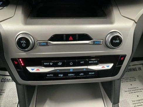 Used 2022 Ford Explorer XLT AWD/4WD image 18