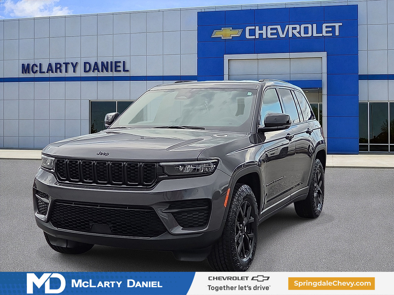 Used 2024 Jeep Grand Cherokee Altitude AWD/4WD image 2