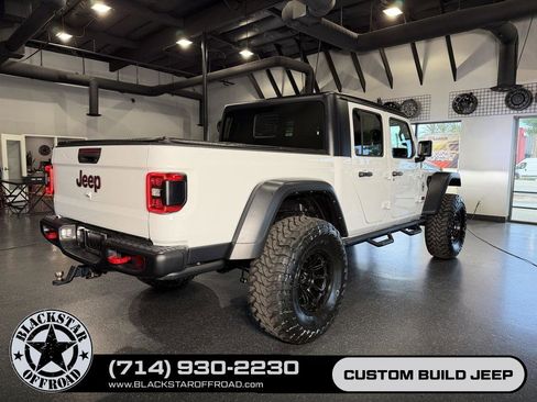 Used 2024 Jeep Gladiator Rubicon w/ Technology Group AWD/4WD image 31