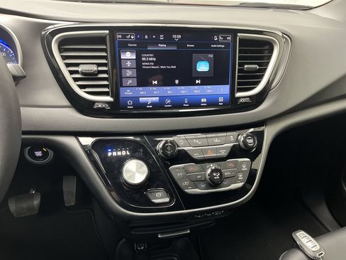 Used 2025 Chrysler Pacifica Select FWD image 17