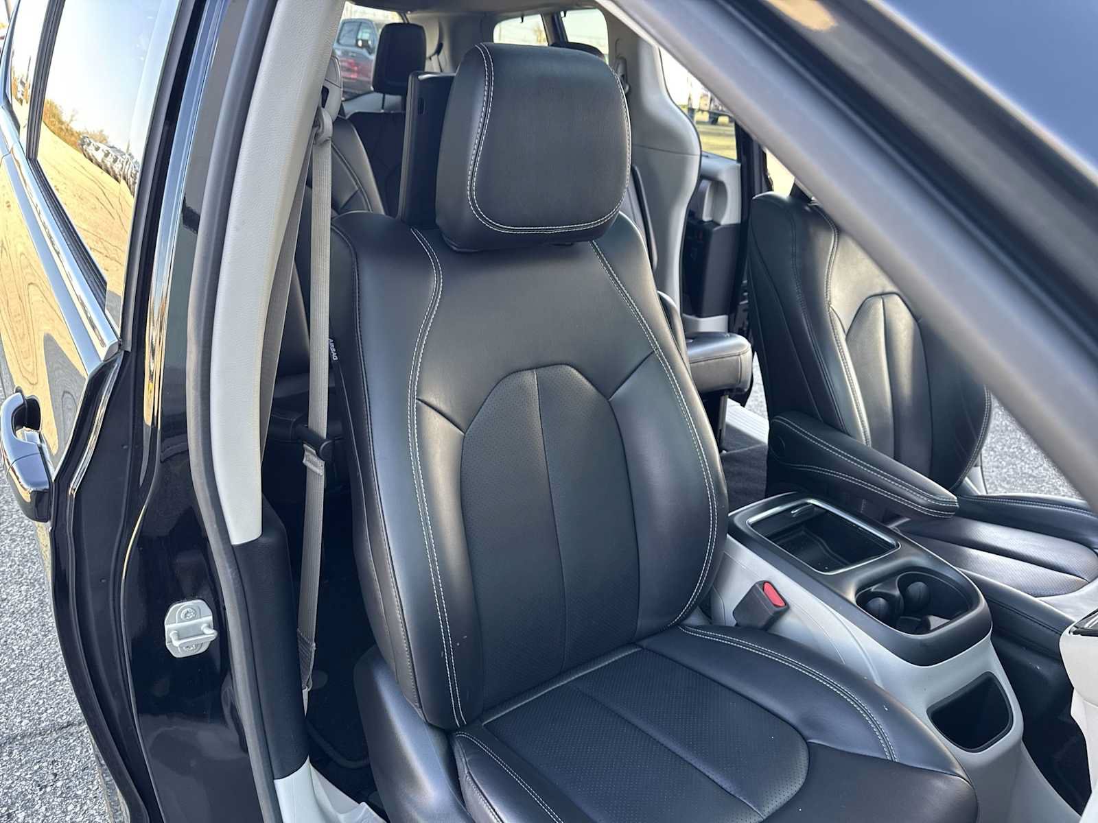 Used 2023 Chrysler Pacifica Touring-L w/ Uconnect Theater Family Group FWD image 31
