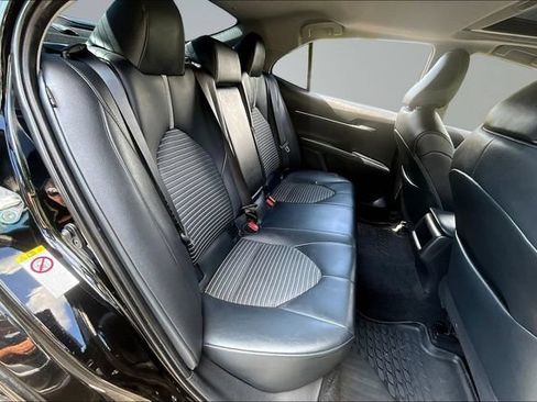 Used 2018 Toyota Camry SE w/ Moonroof Package FWD image 24