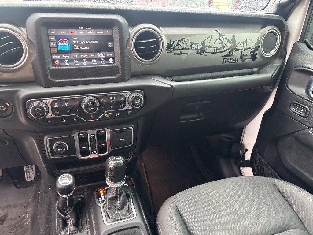 Used 2018 Jeep Wrangler Unlimited Sahara w/ Cold Weather Group AWD/4WD image 18