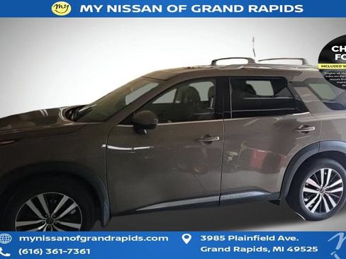 Used 2023 Nissan Pathfinder Platinum AWD/4WD image 5