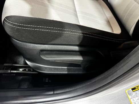 Used 2025 Hyundai Venue SEL FWD image 17