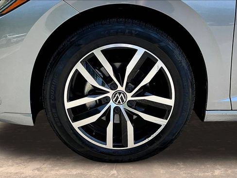 Used 2025 Volkswagen Jetta SE FWD image 34