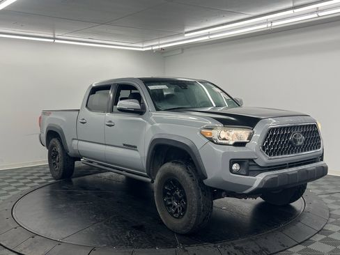 Used 2018 Toyota Tacoma TRD Off-Road image 2
