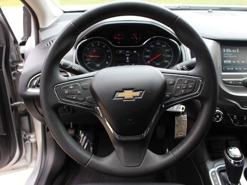 Used 2018 Chevrolet Cruze LT FWD image 19