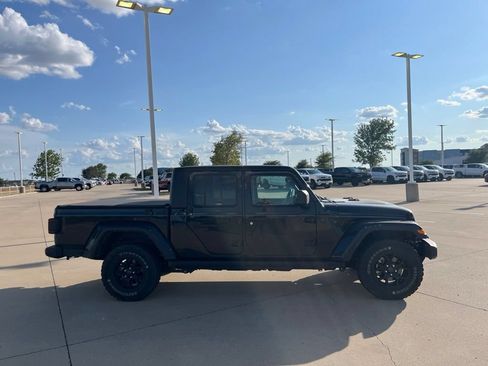 Used 2024 Jeep Gladiator Sport AWD/4WD image 6