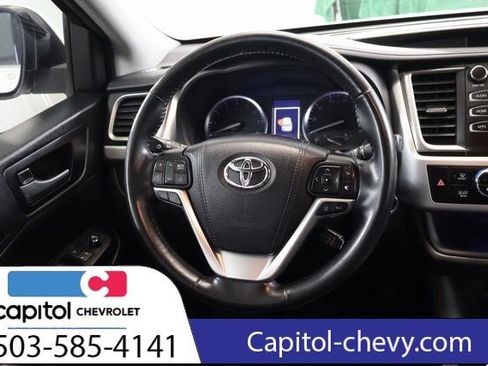 Used 2018 Toyota Highlander SE image 16