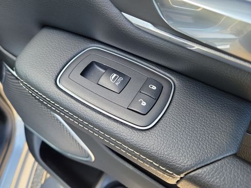 Used 2019 RAM 1500 Laramie AWD/4WD image 11