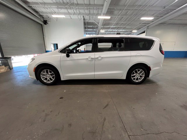 Used 2025 Chrysler Pacifica Select FWD image 5
