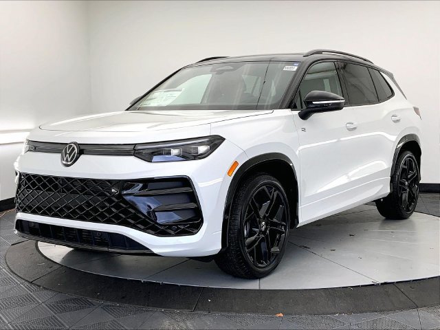 New 2026 Volkswagen Tiguan SE R-Line FWD image 2