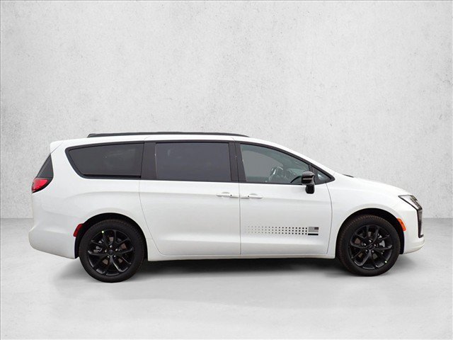 New 2027 Chrysler Pacifica Select AWD/4WD image 5