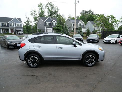 Used 2017 Subaru Crosstrek 2.0i Premium w/ Moonroof Package AWD/4WD image 8