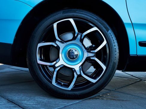 Used 2022 Rolls-Royce Cullinan Black Badge w/ Dark Exterior Package image 11