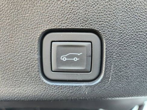 Used 2025 Chevrolet Traverse High Country FWD image 39