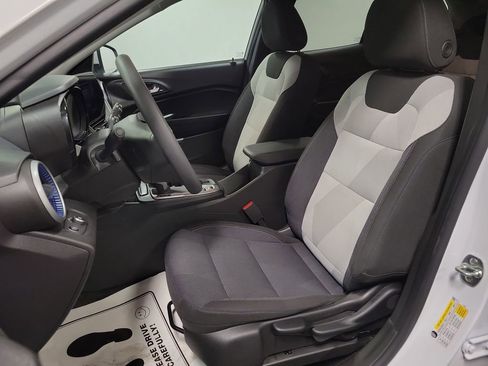 Used 2025 Chevrolet Trax LS w/ LS Convenience Package image 13