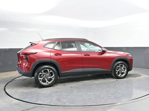 Used 2025 Chevrolet Trax LT FWD image 8