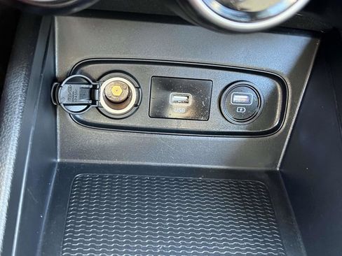 Used 2021 Hyundai Venue SEL image 28