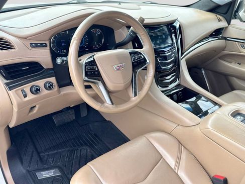 Used 2018 Cadillac Escalade ESV Platinum AWD/4WD image 2