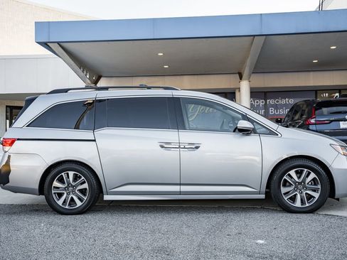 Used 2017 Honda Odyssey Touring Elite image 3