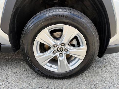 Used 2021 Toyota RAV4 LE AWD/4WD image 11
