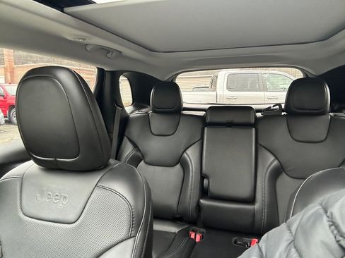 Used 2021 Jeep Cherokee Limited image 11