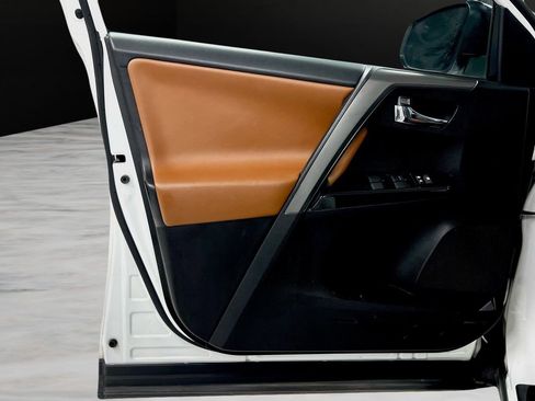 Used 2018 Toyota RAV4 SE w/ Power Extra Value Package image 37