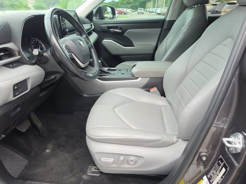 Used 2022 Toyota Highlander XLE FWD image 17