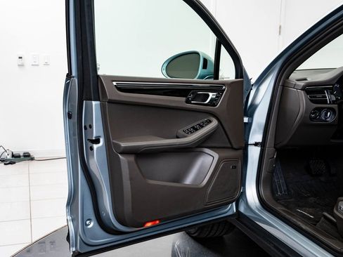 Certified 2025 Porsche Macan AWD/4WD image 26