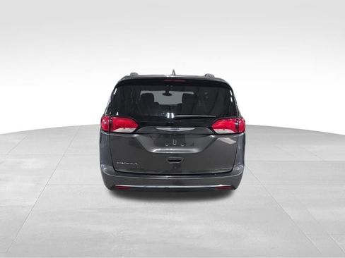 Used 2018 Chrysler Pacifica Touring-L image 9