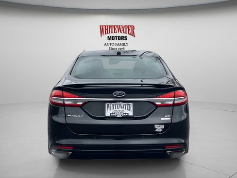 Used 2017 Ford Fusion SE w/ Equipment Group 201A FWD image 4