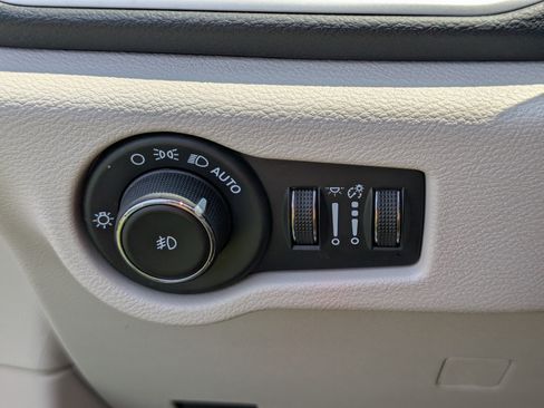 Used 2023 Chrysler Pacifica Touring-L FWD image 22