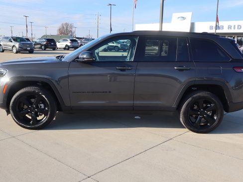 Used 2024 Jeep Grand Cherokee Limited w/ Black Appearance Package image 8