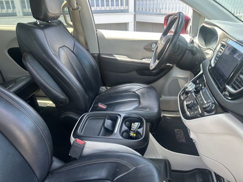 Used 2017 Chrysler Pacifica Touring-L FWD image 50