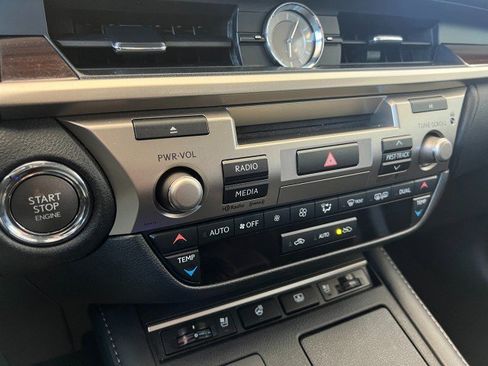 Used 2016 Lexus ES 350 w/ Luxury Package w/Wood Trim image 23