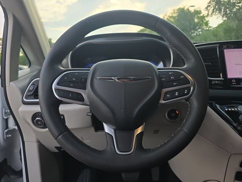 Used 2023 Chrysler Pacifica Touring-L FWD image 28