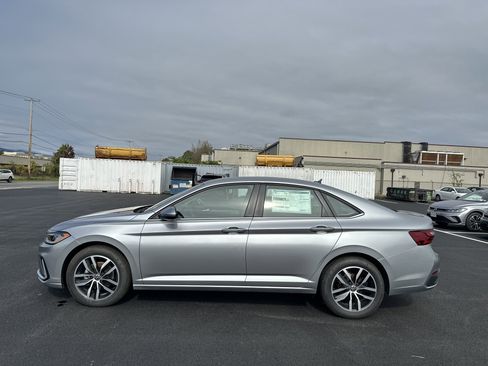 New 2025 Volkswagen Jetta SE image 9
