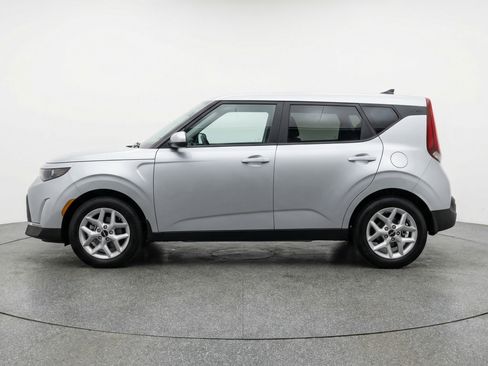 Used 2025 Kia Soul LX w/ LX Technology Package FWD image 5