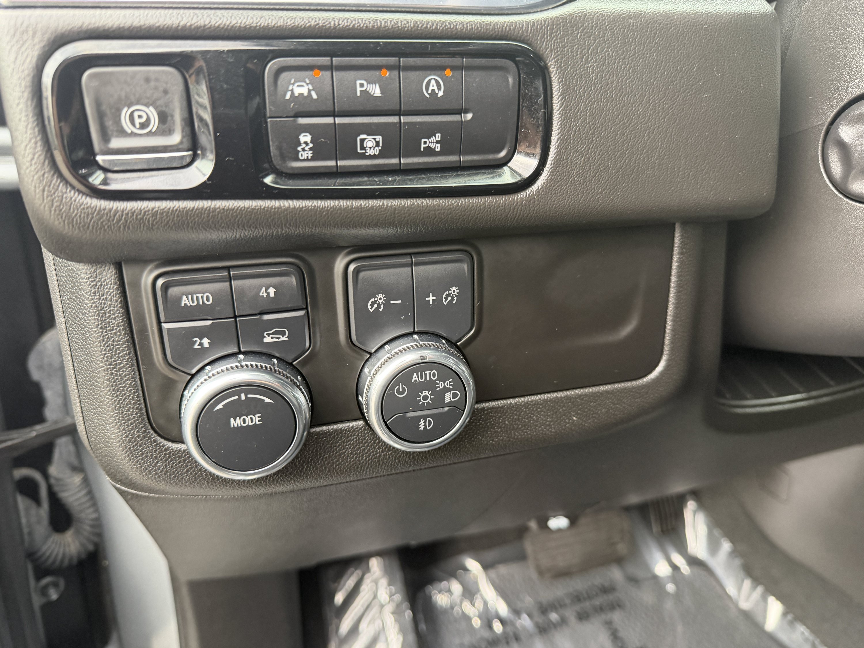 Used 2025 GMC Yukon XL Denali AWD/4WD image 29