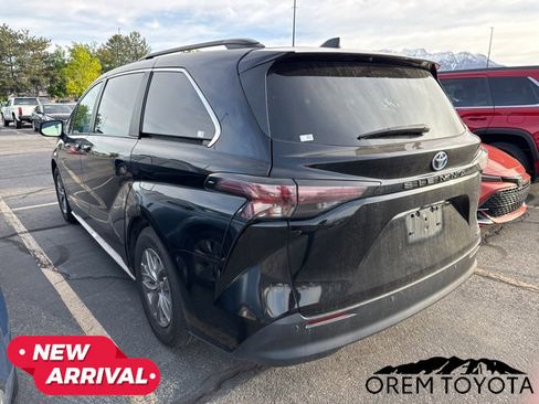 Used 2024 Toyota Sienna XLE FWD image 3