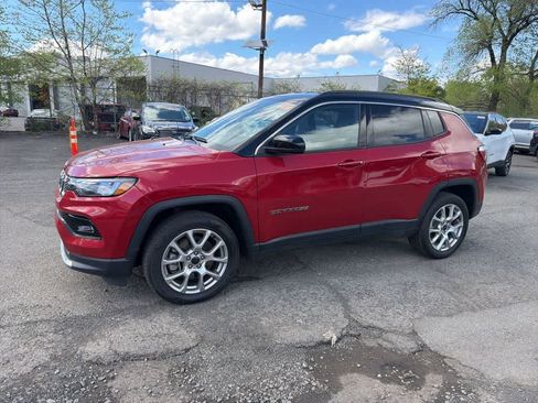 Used 2025 Jeep Compass Limited AWD/4WD image 4