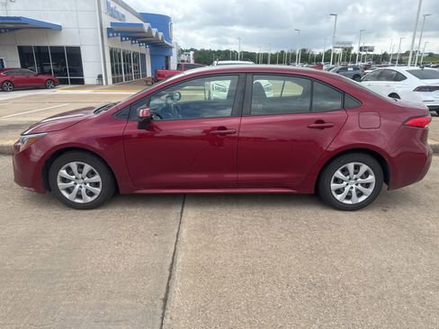 Used 2022 Toyota Corolla LE FWD image 2