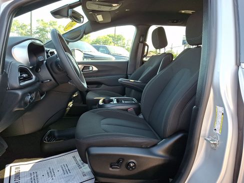 Used 2023 Chrysler Pacifica Touring FWD image 14