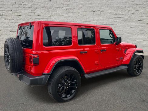Used 2025 Jeep Wrangler Sahara image 5
