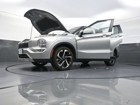 Used 2023 Mitsubishi Outlander SE AWD/4WD image 31