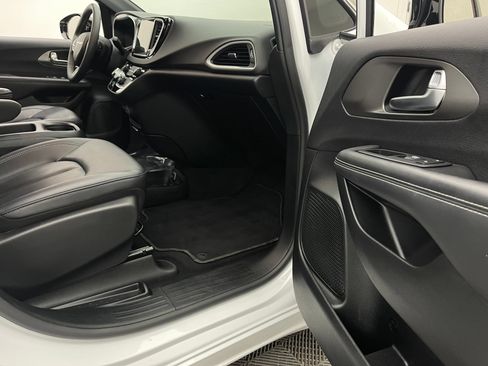 Used 2025 Chrysler Pacifica Select FWD image 30