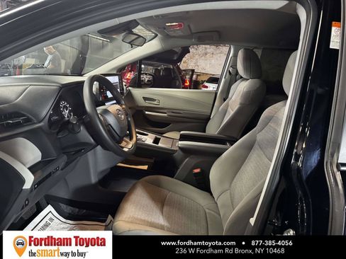 Used 2024 Toyota Sienna LE FWD image 18